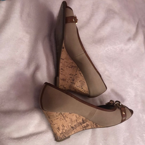 Women’s size 8.5 wedges. - Picture 3 of 3